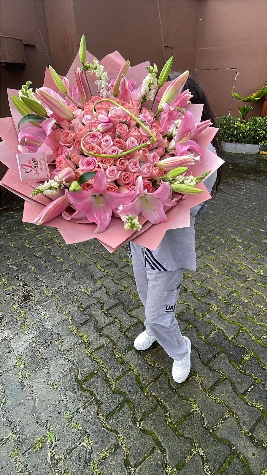 Entrega de un ramo grande de rosas y lirios en tonos rosa
