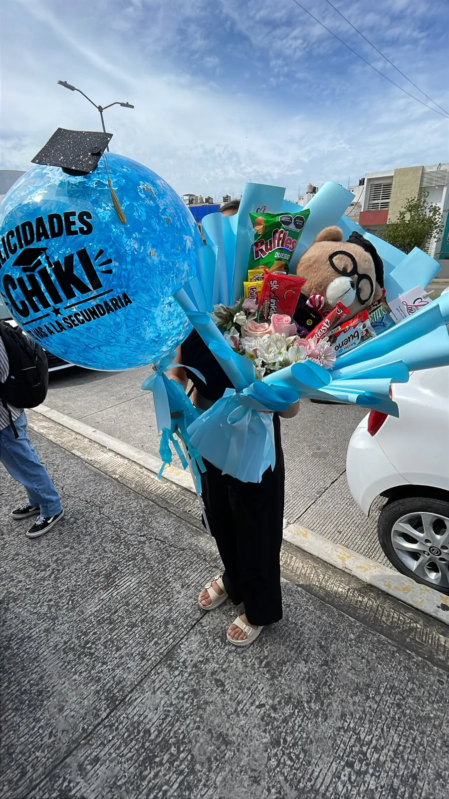 Entrega de graduación con globo personalizado, flores, botanas y peluche
