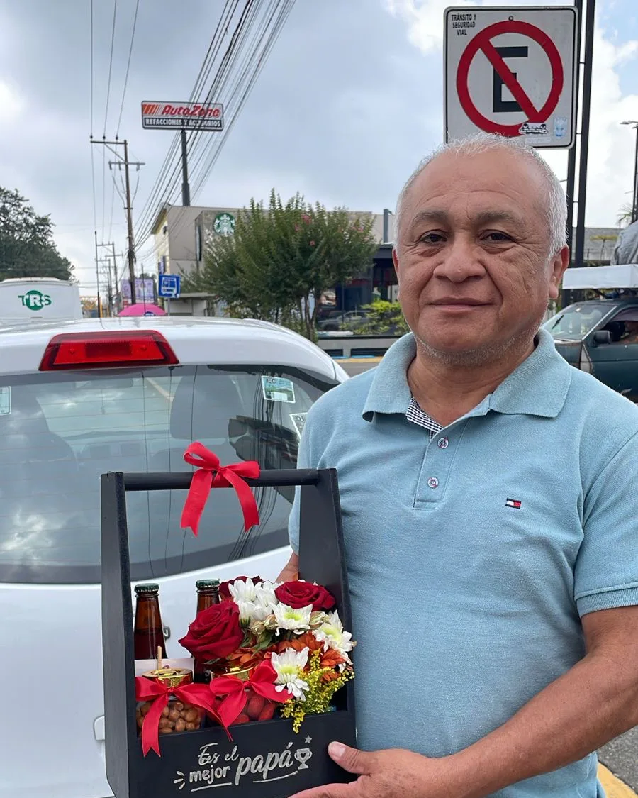 Entrega de un arreglo con flores, bebidas y botanas para papá