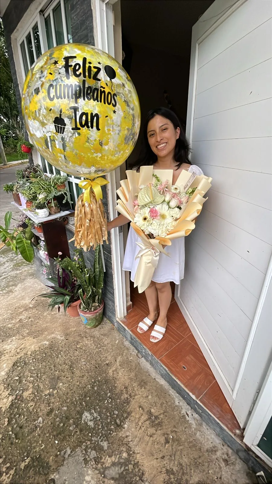 Entrega de cumpleaños a domicilio con ramo y globo personalizado