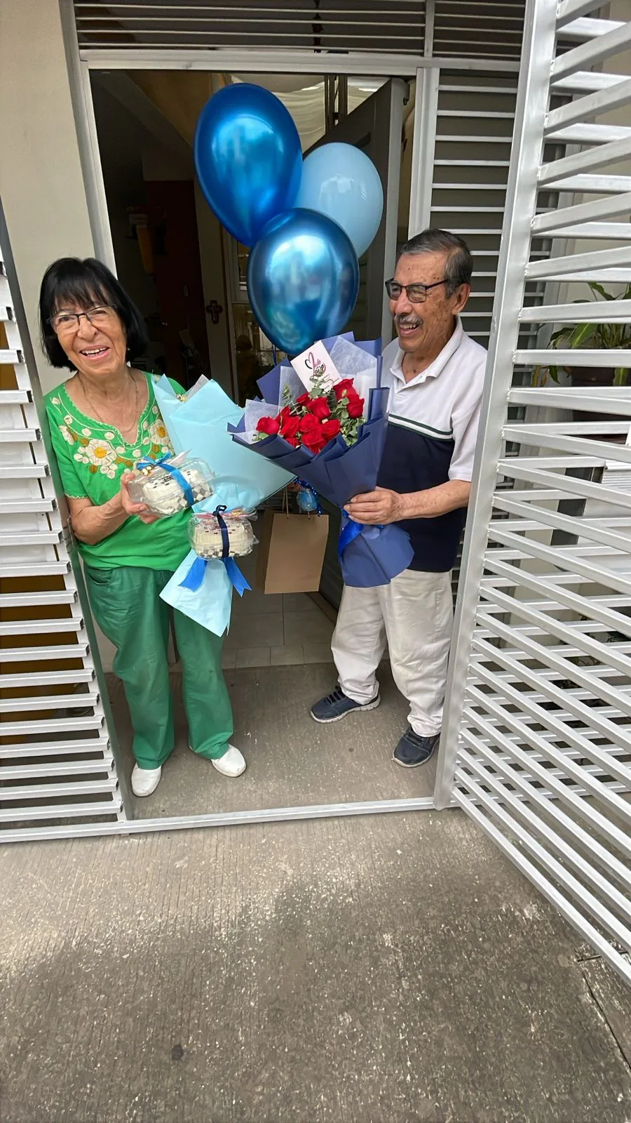 Pareja recibiendo rosas, globos y detalles de Made With Love