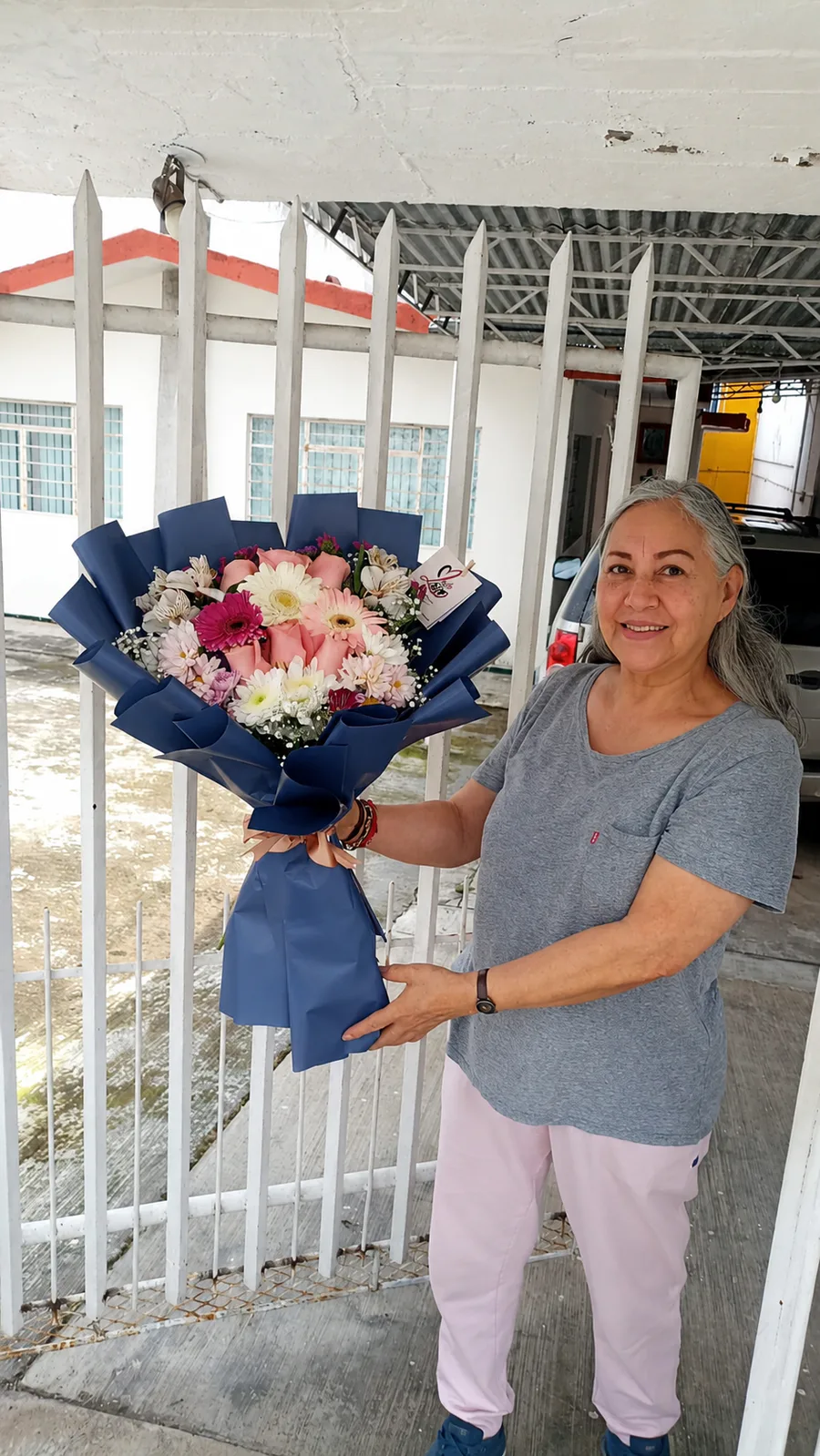 Entrega de un ramo floral personalizado en envoltura azul