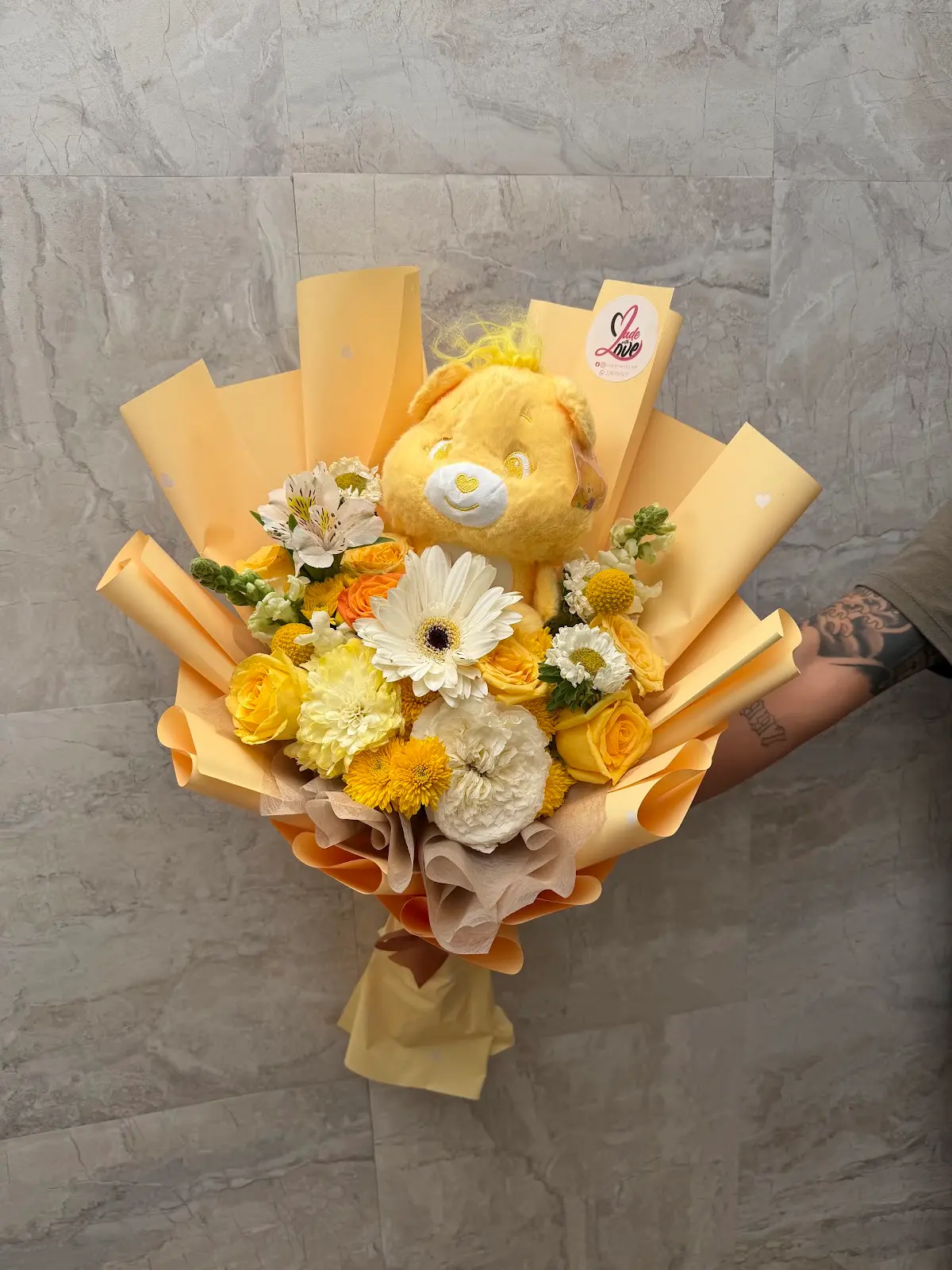 Ramo de flores amarillas y blancas con peluche
