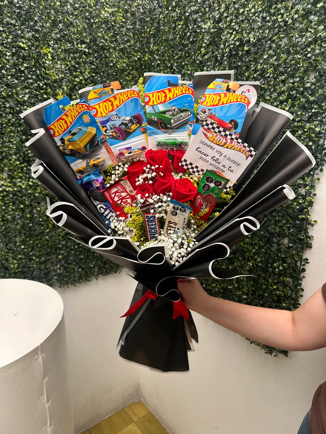 Ramo con cuatro Hot Wheels, rosas rojas, chocolates y una tarjeta para consentir a su niño interior