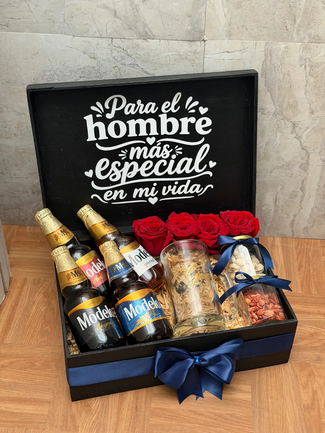 Caja de regalo con cervezas, rosas rojas, vaso personalizado y botanas