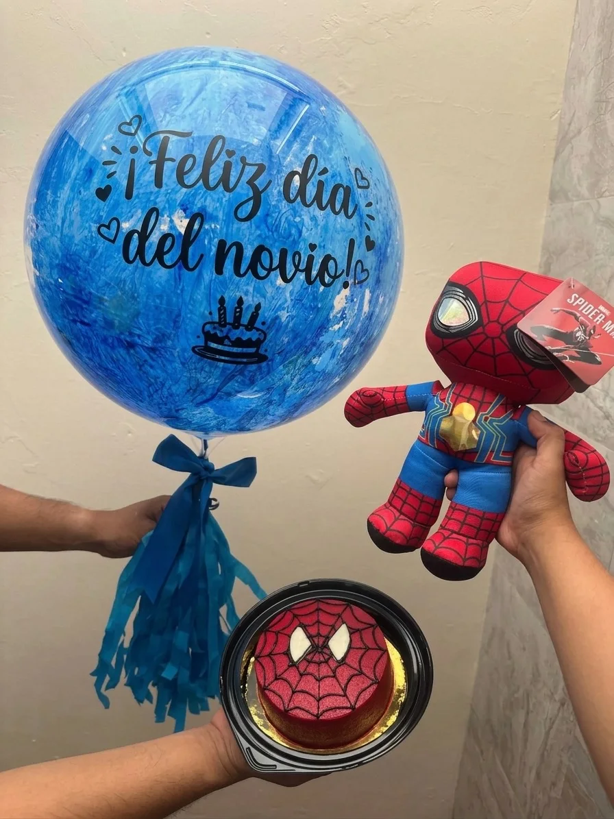 Globo azul de Feliz día del novio acompañado de un peluche y un minicake de Spider-Man